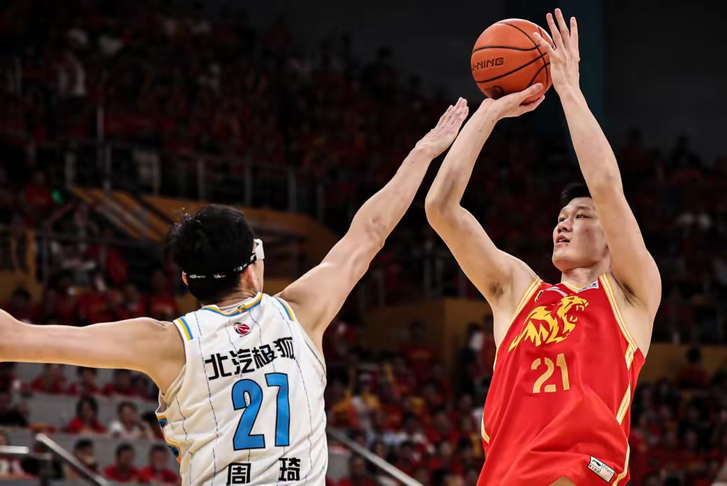 江苏男篮与北京队对战，东西部对决