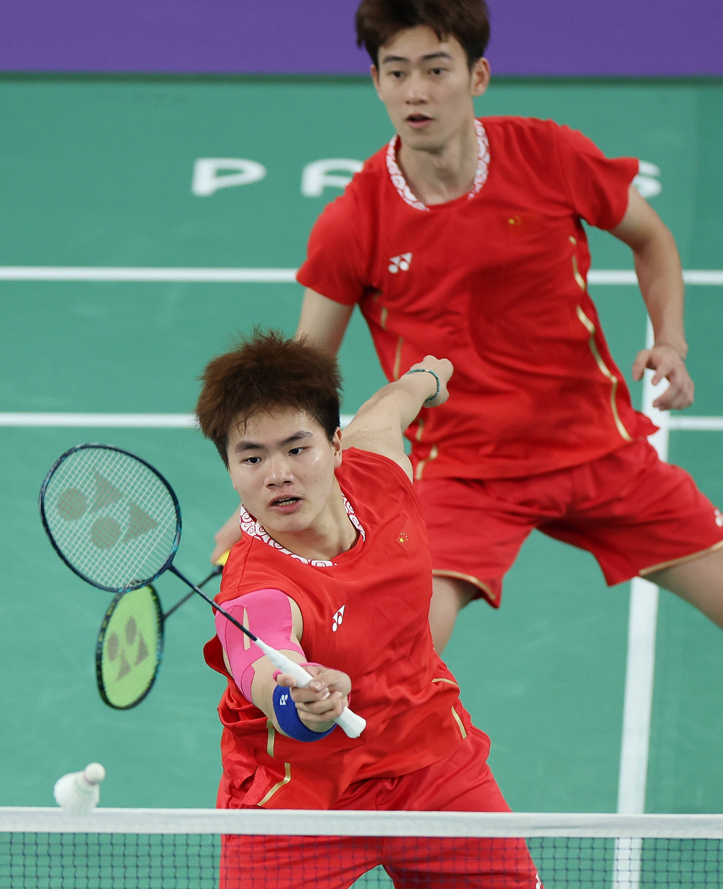 羽毛球比赛现场热闹，选手精彩比拼盛况的简单介绍