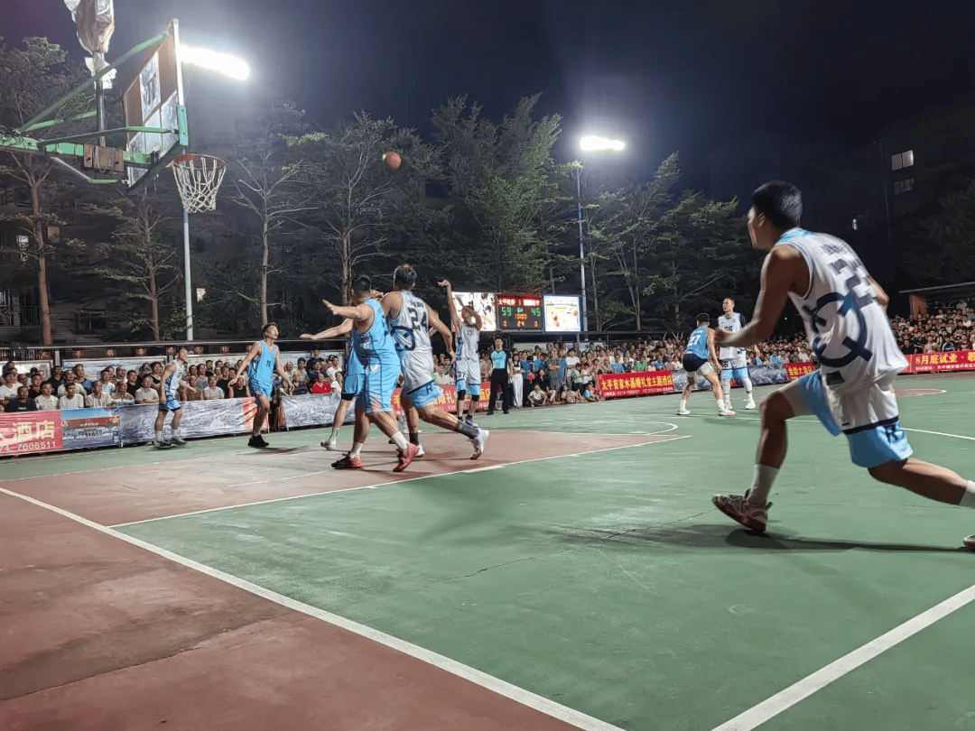 篮球赛场上掀起高潮，球迷热情高涨