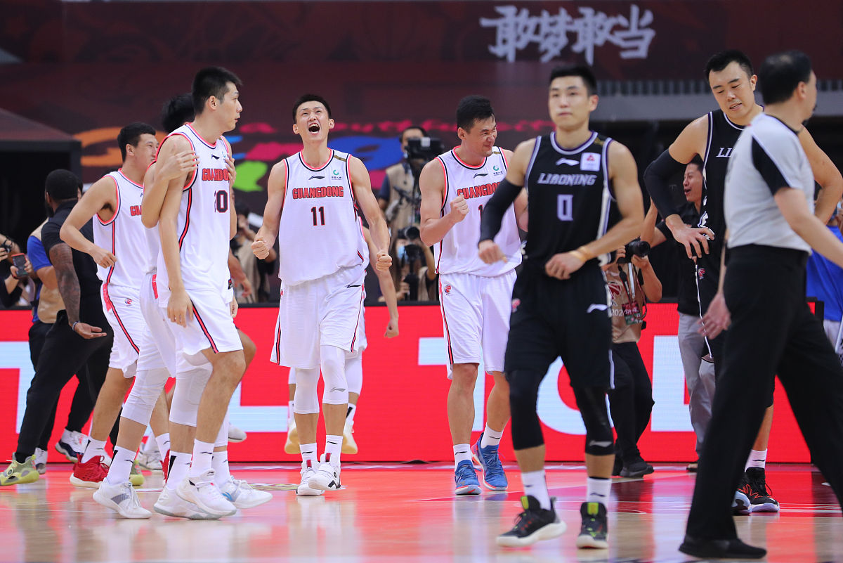 CBA总决赛战队上演激烈对抗，谁能笑到最后