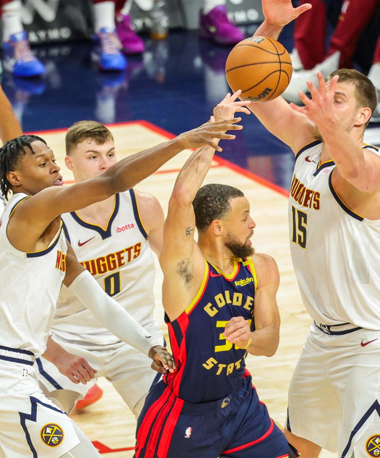 关于勇士队在主场大胜掘金队晋级下一轮的信息