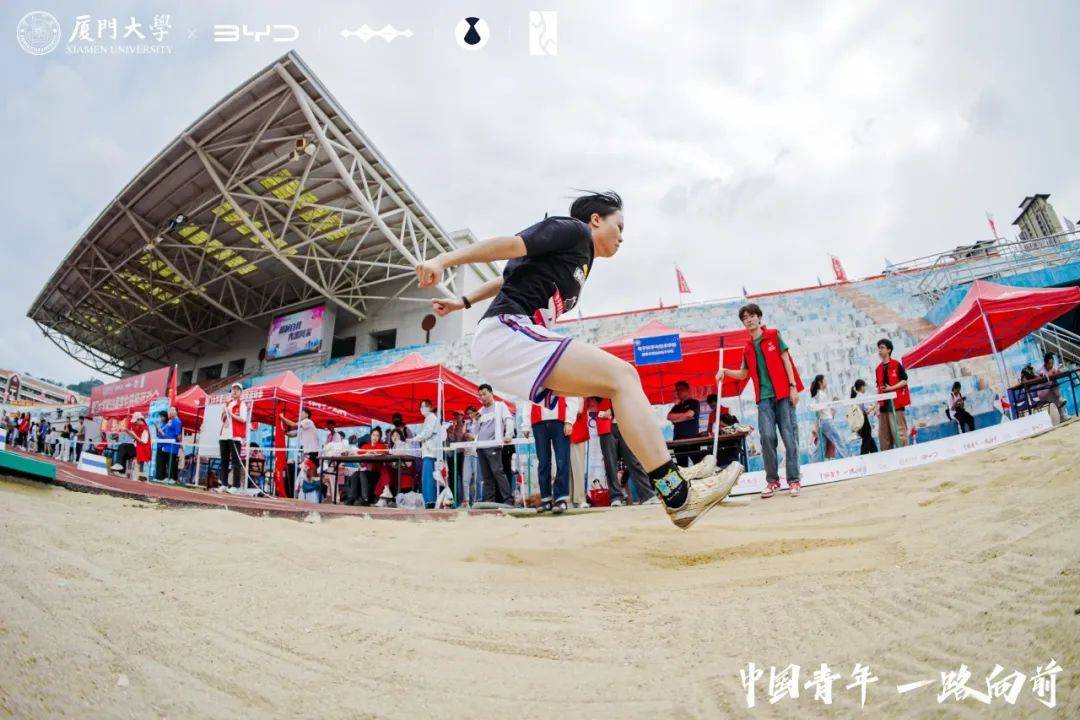 雷火电竞app-挑战各种困难，球队勇猛冲向胜利