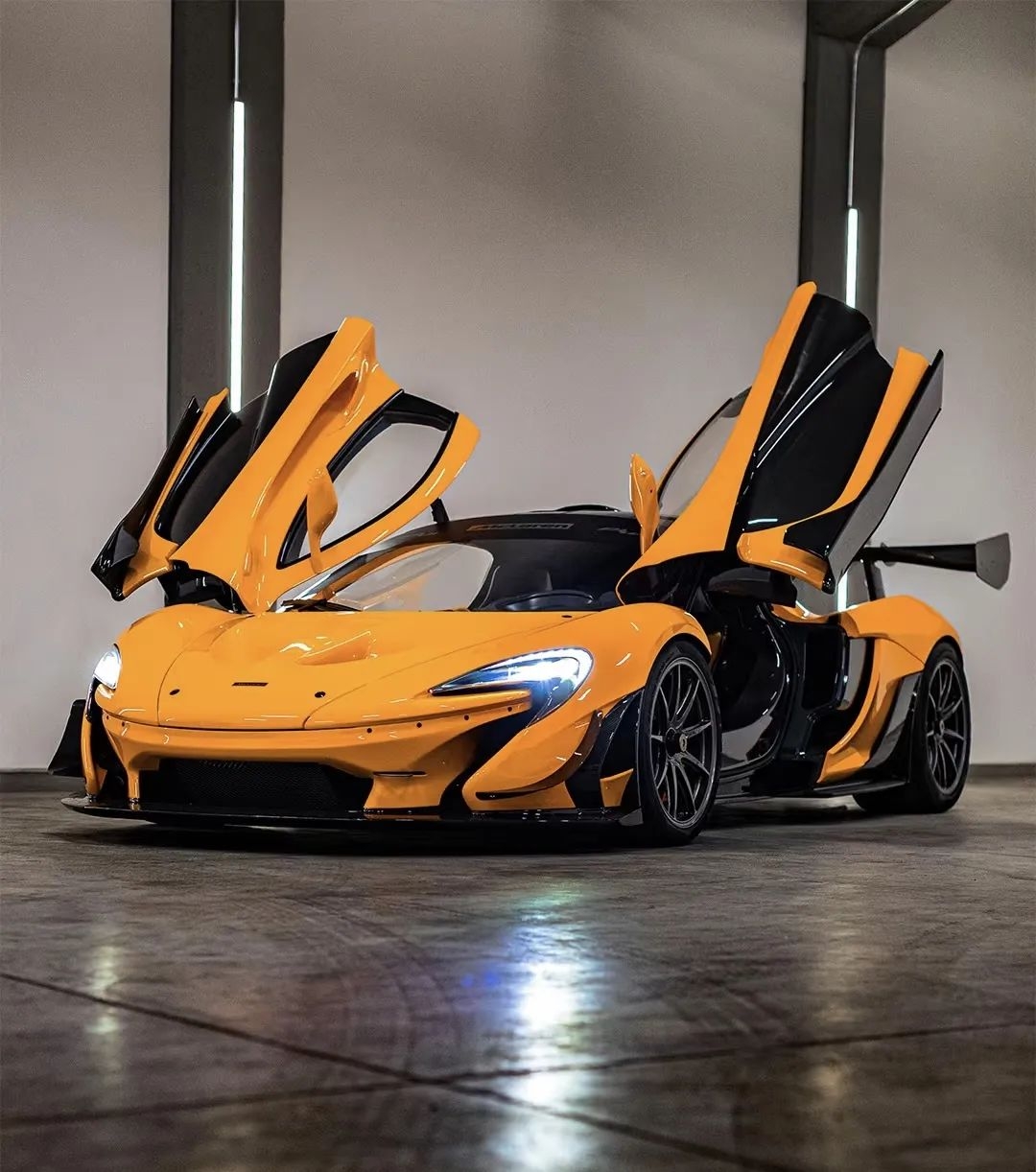 迈凯伦绝杀梅赛德斯，塞恩斯点燃赛场的简单介绍