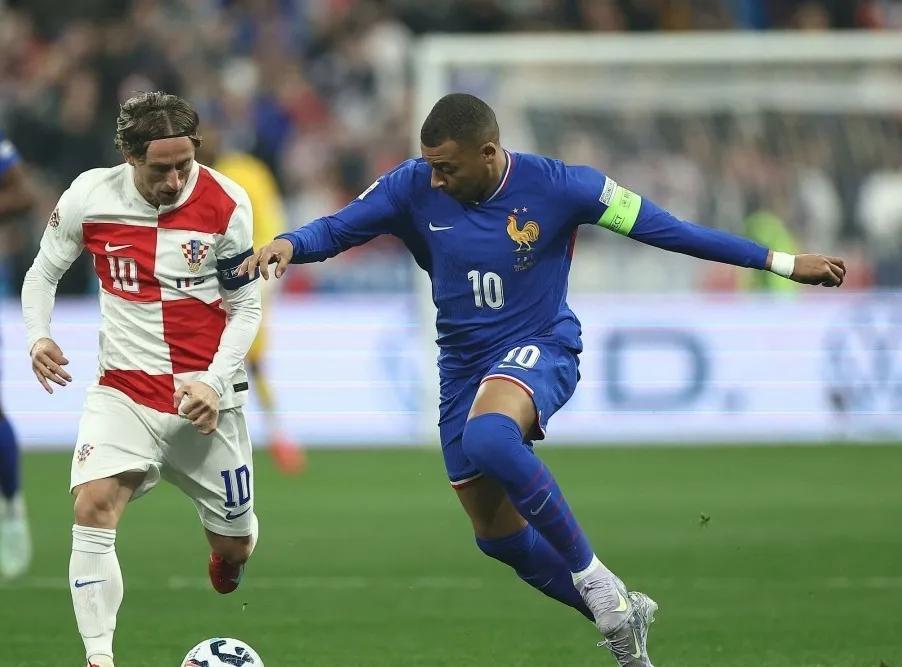 雷火电竞网站-关于欧国联赛场外风情万种，球迷狂欢气氛热烈的信息