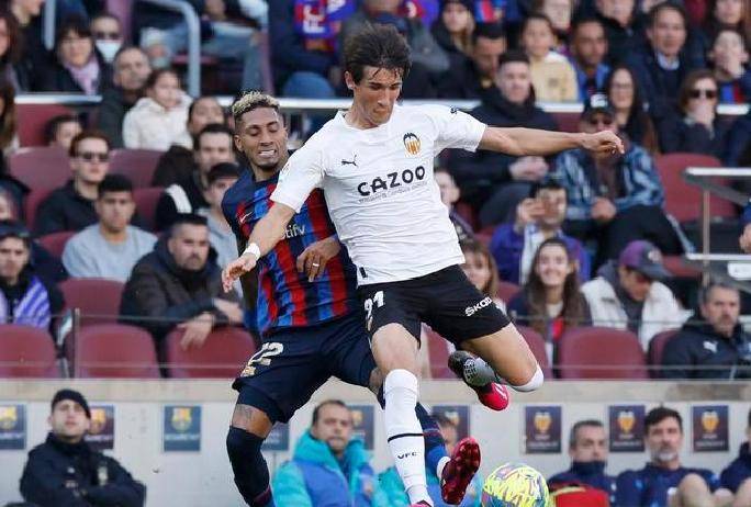 雷火电竞简介-精彩对决引发球迷热议，悬念丛生